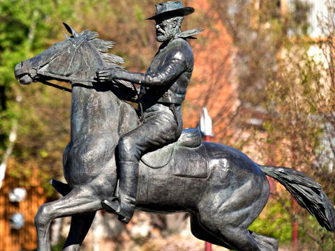 Thunderbolt's Statue And Constable Walker Memorial - Tourism Cairns 0
