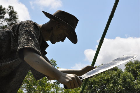 Cane Cutter Memorial - Tourism Cairns 2