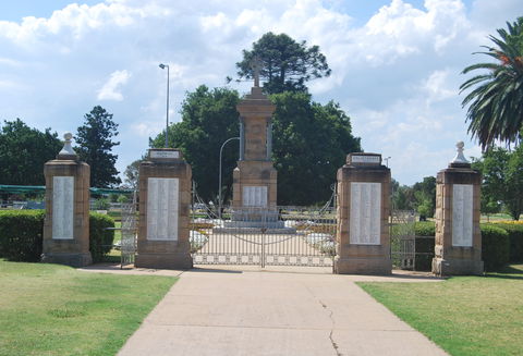 Warwick War Memorial And Gates - Tourism Cairns 0