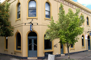 The College Lawn Hotel - Tourism Cairns 0