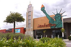 Manhattan Hotel - Tourism Cairns 1