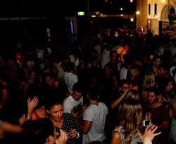 The Causeway Bar - Tourism Cairns 0