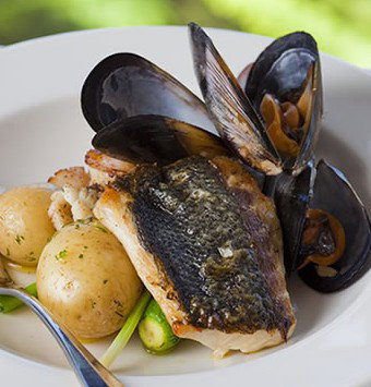 Chris's Beacon Point Restaurant - Tourism Cairns 3