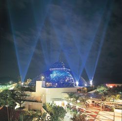 The Reef Hotel Casino Bars - Tourism Cairns 0