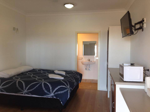 Pine Beach Hotel-Motel - Tourism Cairns 5