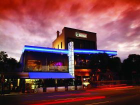 Chalk Hotel - Tourism Cairns 0