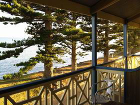 Robe Hotel - Tourism Cairns 0