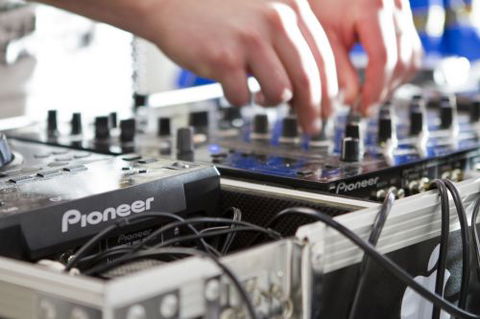 BarUp Unique Bar And DJ Hire - Tourism Cairns 0