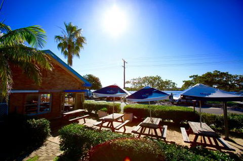 Tea Gardens Hotel–Motel - Tourism Cairns 1