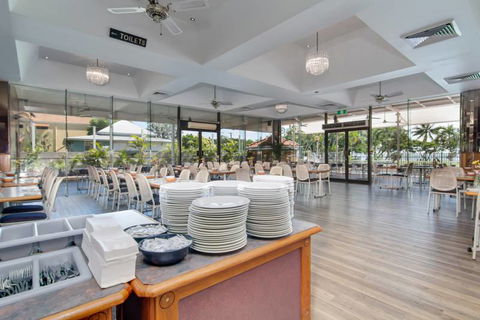 Charlie’s Seafood Buffet - Tourism Cairns 0