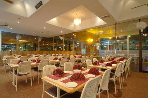 Charlie’s Seafood Buffet - Tourism Cairns 4