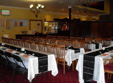 Glass House Mountains Tavern - Tourism Cairns 1