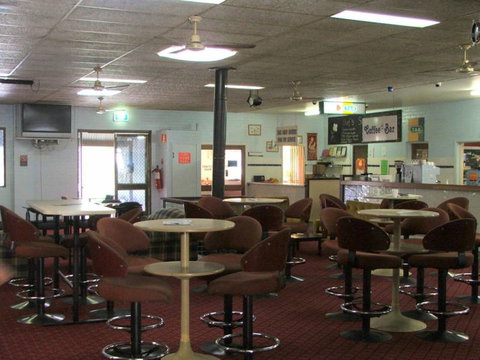 Old Bar Tavern - Tourism Cairns 3