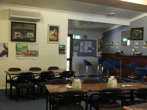 Old Bar Tavern - Tourism Cairns 4