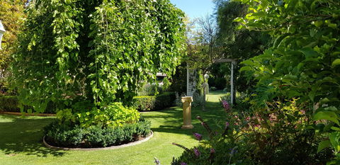 Camelot Garden Stroll - Tourism Cairns 0