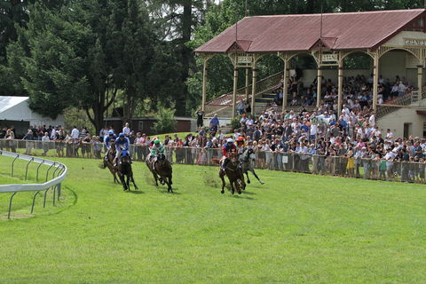 Tumut Boxing Day Races - Tourism Cairns 0