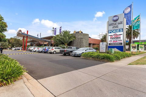 Quality Hotel Taylors Lakes - Tourism Cairns 4