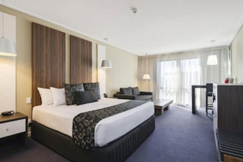 Quality Hotel Taylors Lakes - Tourism Cairns 0