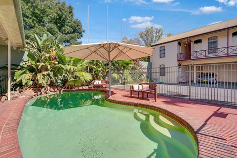 Prince Of Wales Motor Inn - Tourism Cairns 1