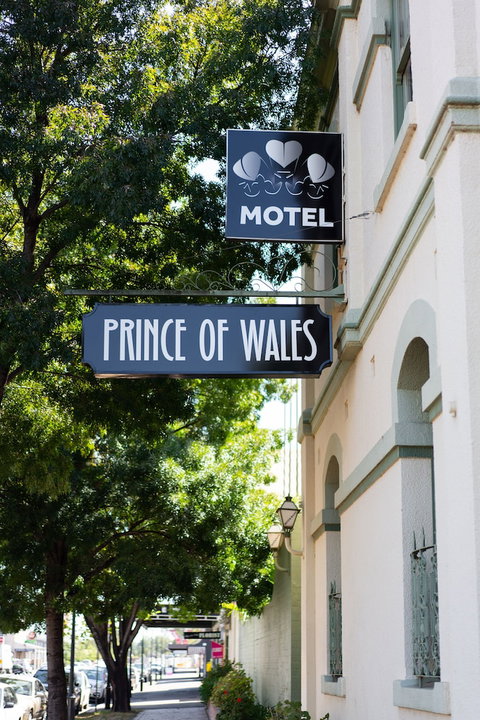 Prince Of Wales Motor Inn - Tourism Cairns 0