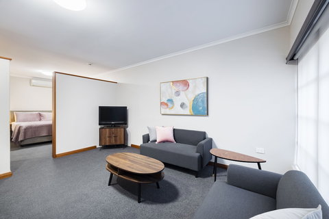 Adelaide Inn - Tourism Cairns 1