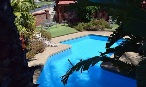 Early Australian Motor Inn - Tourism Cairns 2