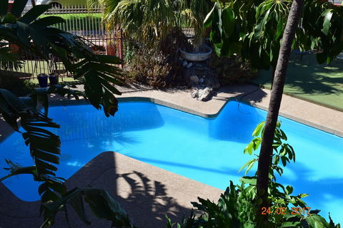 Early Australian Motor Inn - Tourism Cairns 1