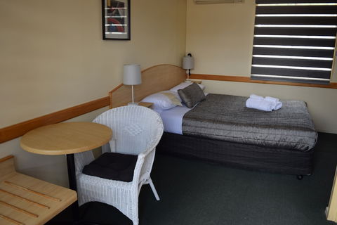 Warwick Vines Motel - Tourism Cairns 3