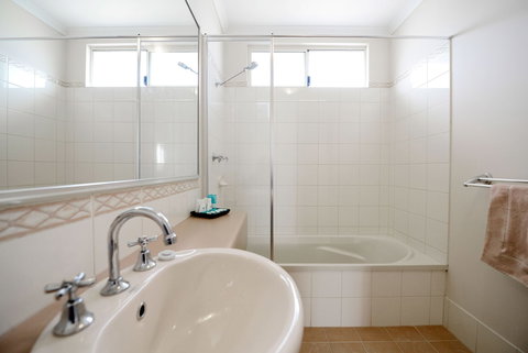 Wavecrest Village & Tourist Park - Tourism Cairns 4