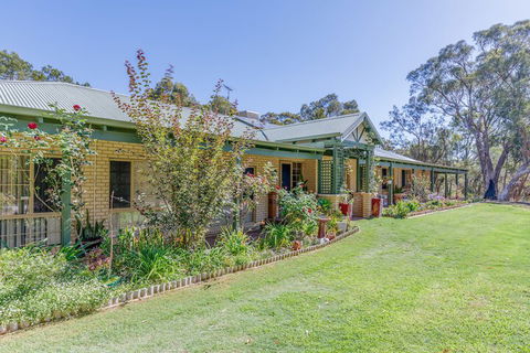 Devonleigh Bed & Breakfast - Tourism Cairns 3