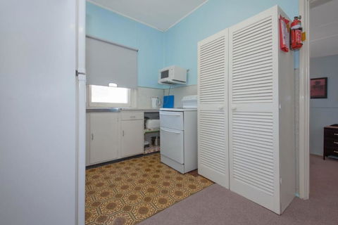 Pacific Units Unit 2 94 Magnus Street - Tourism Cairns 4