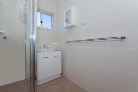 Pacific Units Unit 2 94 Magnus Street - Tourism Cairns 0