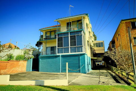 Pacific Units Unit 2 94 Magnus Street - Tourism Cairns 2