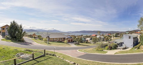 Ned Kelly's Retreat - Sophisticated Style With Modern Convenience And Magical Outlook - Tourism Cairns 1