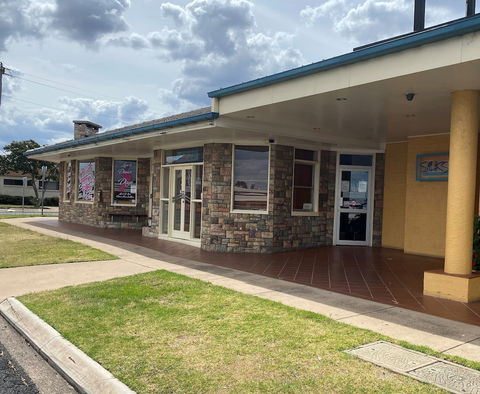 Horse And Jockey Hotel Motel - Tourism Cairns 2