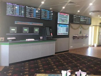 Horse And Jockey Hotel Motel - Tourism Cairns 3