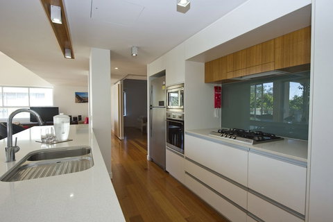 Maggies Beachfront Apt. 5 - Tourism Cairns 4