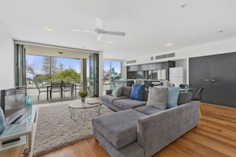 KINGSCLIFF NOR NOR EAST 101 On MARINE PARADE - Tourism Cairns 0