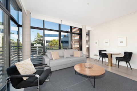 Uber Chic Newtown Designer Pad H392 - Tourism Cairns 0