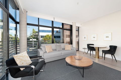 Uber Chic Newtown Designer Pad H392 - Tourism Cairns 2