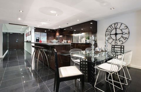 PPT50 Sleek 2 Bed Designer Abode - Tourism Cairns 4