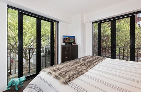 PPT50 Sleek 2 Bed Designer Abode - Tourism Cairns 6