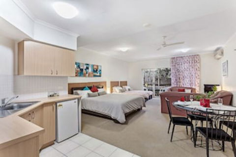 Zenith Studio Unit 3, 10 Messines Street - Tourism Cairns 0
