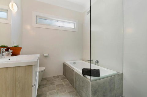 Bayscape At Hardys Bay / Killcare - Tourism Cairns 2