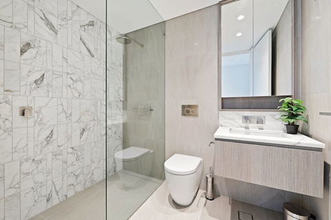 Ultra Modern Brand New CBD View - Tourism Cairns 4