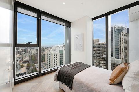 Ultra Modern Brand New CBD View - Tourism Cairns 3