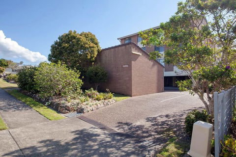 Kamilaroi Unit 6, 58-60 Magnus Street - Tourism Cairns 1