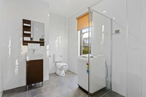 HomeHotel Cozy Duplex In Serene Suburb - Tourism Cairns 1