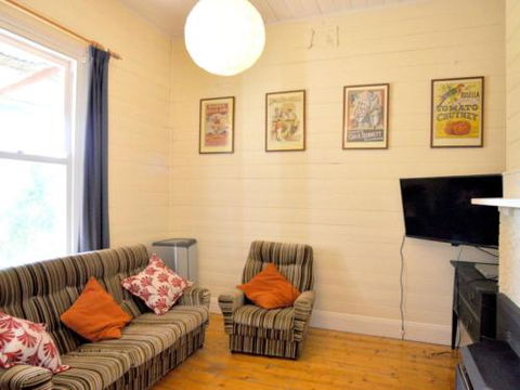 MY Fair Lady External Bathroom PET Friendly - Tourism Cairns 2