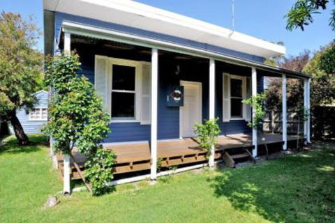 MY Fair Lady External Bathroom PET Friendly - Tourism Cairns 0